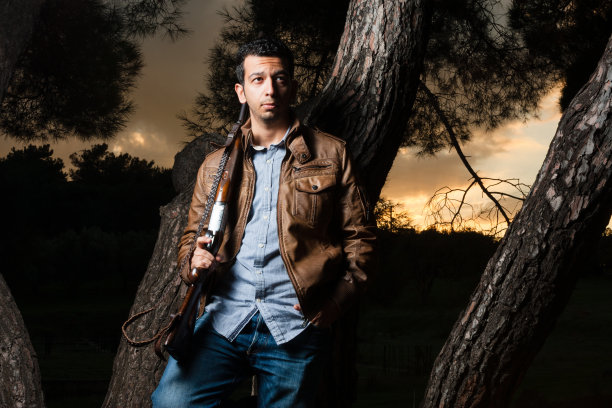 猎人在野外拿着步枪图片下载