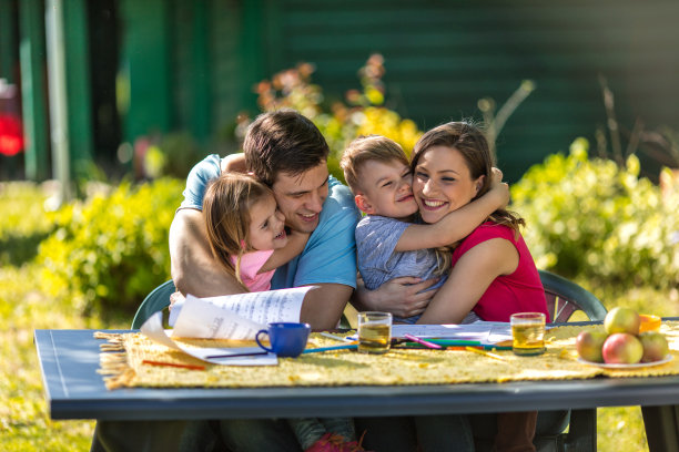 慈爱的儿女在户外拥抱他们的父母。图片下载