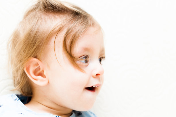 金发碧眼的小女孩看起来很敬畏图片下载