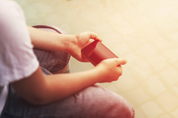 男子在泳池边用智能手机图片下载