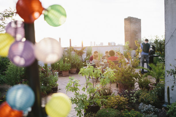 屋顶花园，后面有一群人素材图片