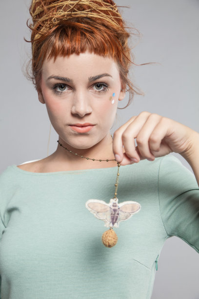 红发女孩，梳着时髦的丝缕发型图片下载