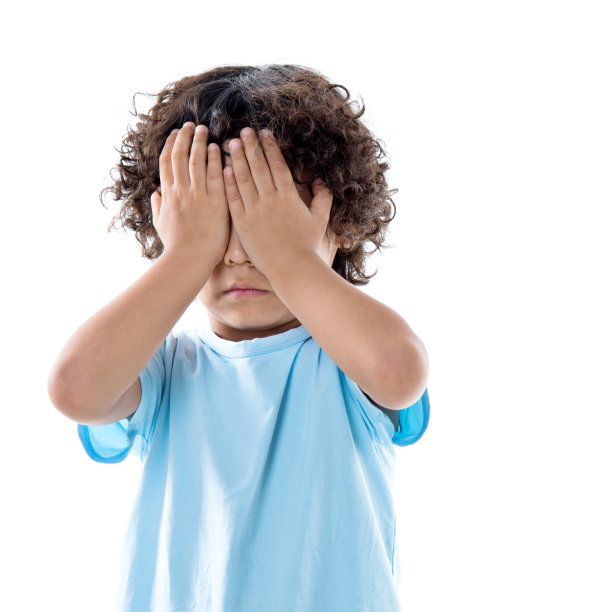 一个亚洲小男孩遮住了白色背景下的眼睛图片下载