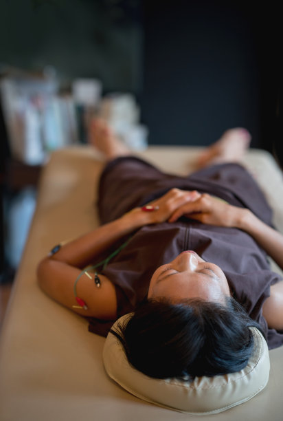 女性尝试替代药物图片下载