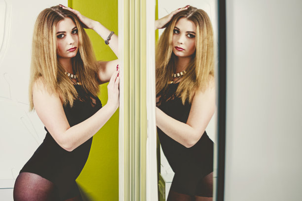 现代舞者摆姿势图片下载