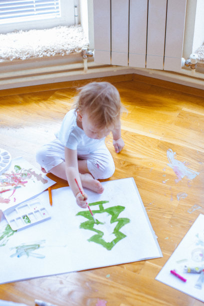 小孩子在玩颜色和画笔图片下载