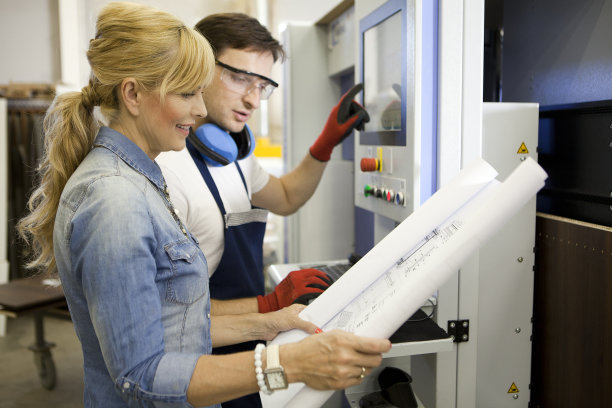 设计师与工人在家具车间图片下载