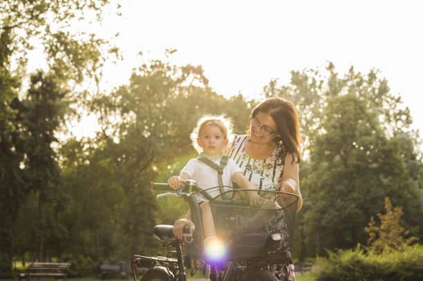 奶奶和孙子喜欢骑自行车图片下载