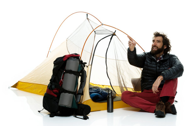 微笑的徒步旅行者指着图片下载