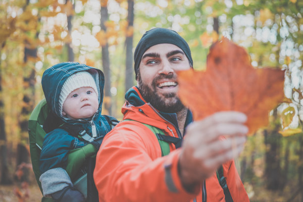 父亲和孩子在森林里徒步旅行图片下载