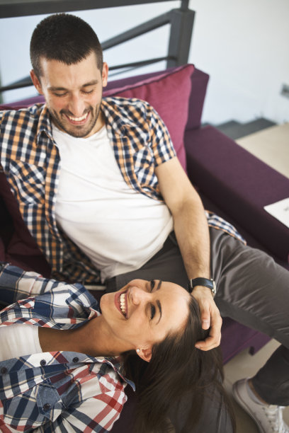 一对情侣在沙发上休息时看着对方图片下载