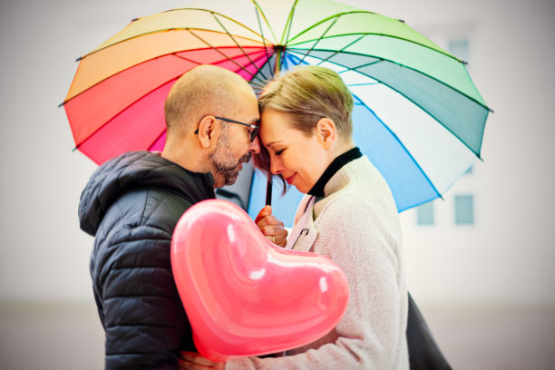 成熟的情侣在爱的伞下图片下载