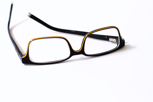 别致的黑色眼镜;白色背景图片下载