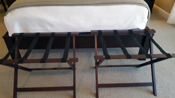 客房行李架在床的尽头图片下载