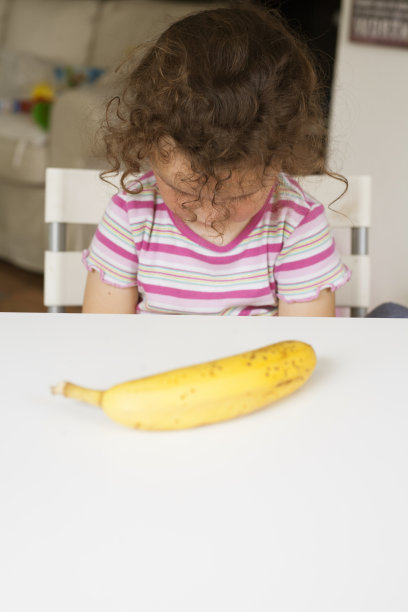 哭泣的女孩不想吃香蕉图片下载