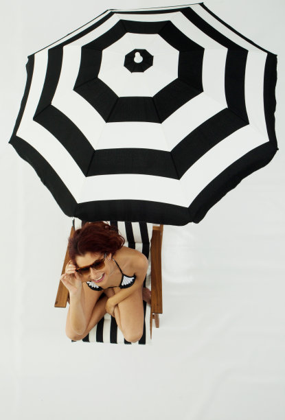 上面的比基尼女人看相机图片下载