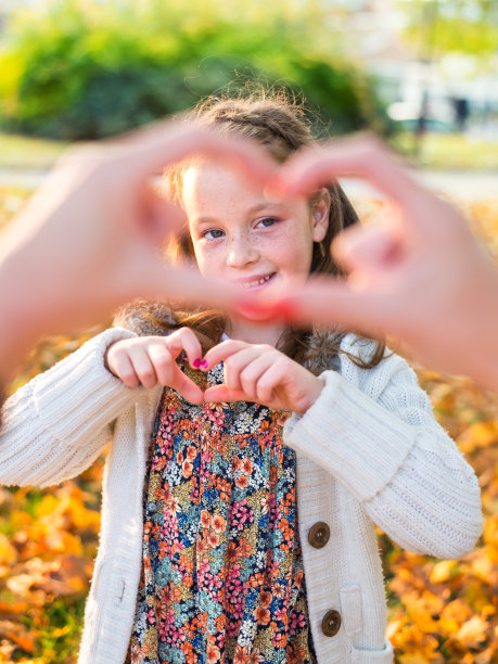 快乐的充满爱的家庭图片下载