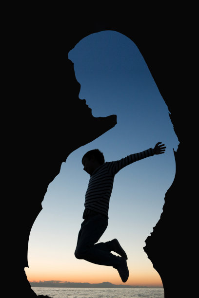 孕妇艺术系列与跳跃儿童日落背景图片下载