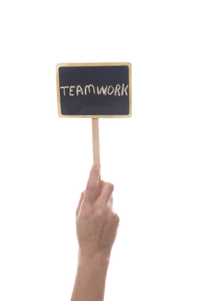手拿一块写着“团队合作”的小黑板图片下载