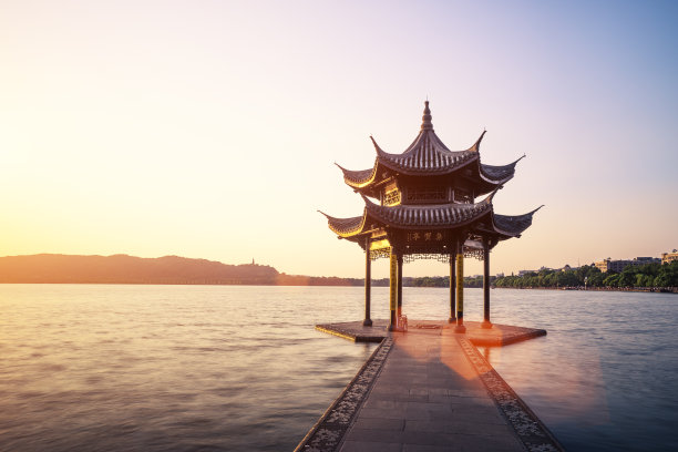 中国古代亭子与日落在西湖素材图片