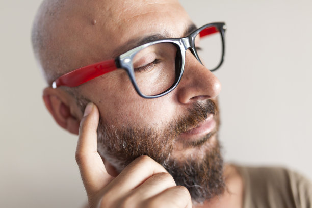 思考的男人图片下载