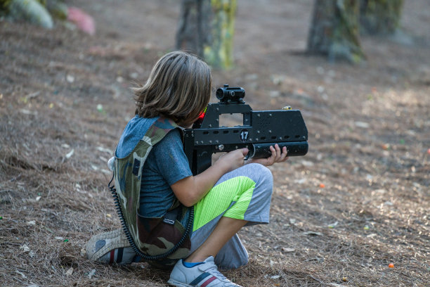 小男孩在激光枪战中玩枪图片下载