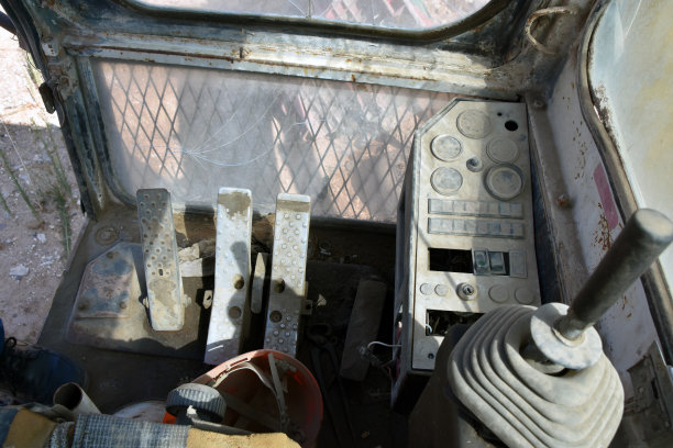 旧挖掘机驾驶舱图片下载