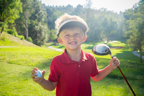 年轻的高尔夫球手微笑着图片下载