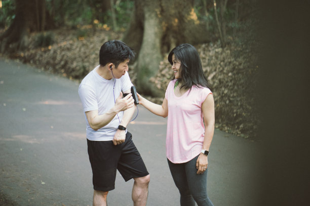 日本朋友在户外运动时用智能手机查看数据图片下载