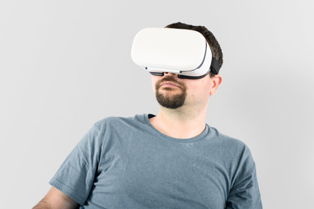 戴着虚拟现实耳机的男人图片下载
