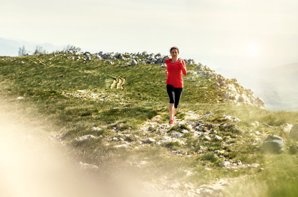 运动员跑过山丘图片下载