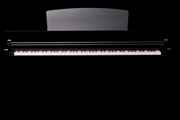 黑色背景上的钢琴键盘图片下载