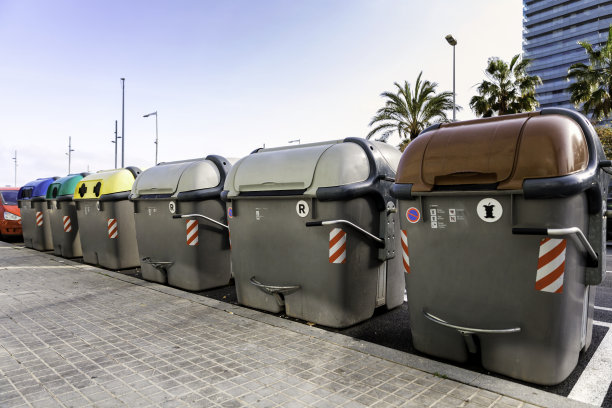 街上有供回收利用的垃圾箱图片下载