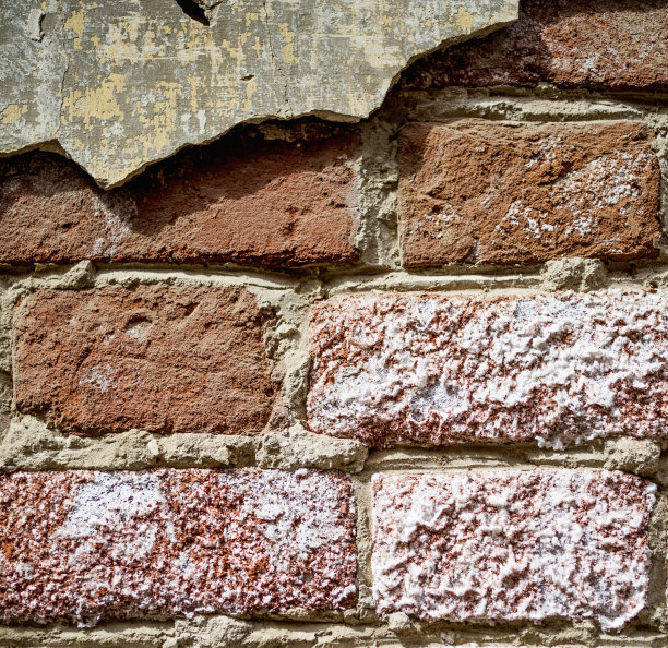 表面有盐的旧砖墙图片下载