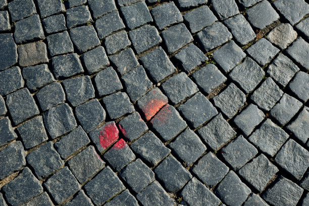 黑色人行道上有红色斑点图片下载