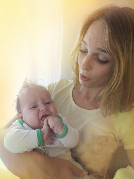 忧心忡忡的母亲和哭哭啼啼的孩子图片下载