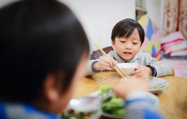 可爱的孩子享受午餐图片下载