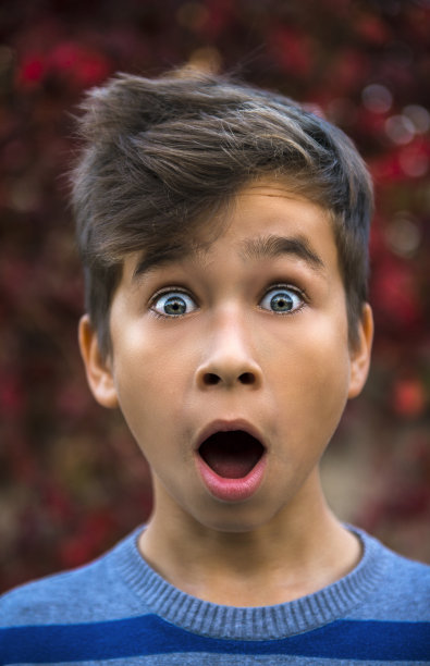 惊讶的小男孩的肖像图片下载