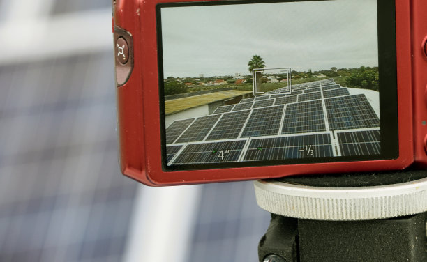 照相机拍下了太阳能屋顶的照片图片下载