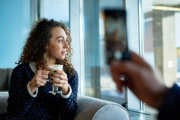 在咖啡馆里拍美女的照片图片下载