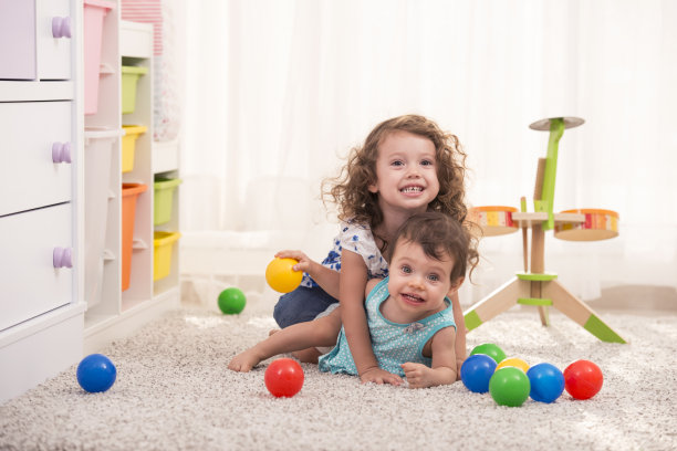 孩子们在儿童房一起玩耍。图片下载
