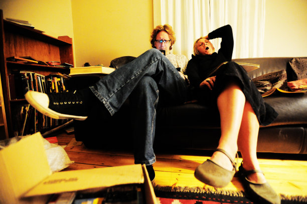 一对异性夫妇无聊地坐在沙发上图片下载