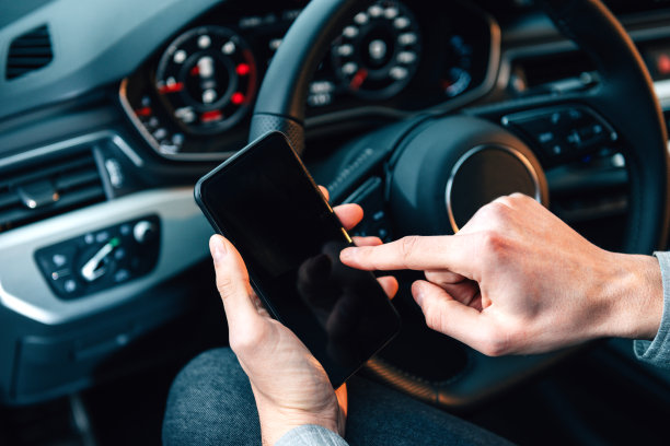 年轻的商人使用新的智能手机进行商务交流图片下载