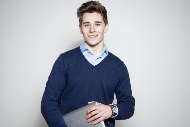 千禧一代的工人——戴着牙套的新面孔图片下载