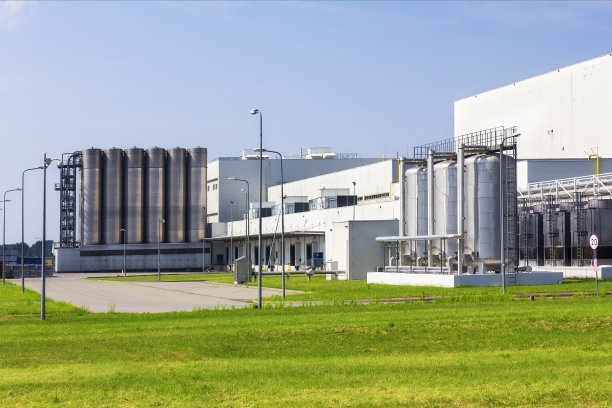 现代化工厂的白色建筑图片下载