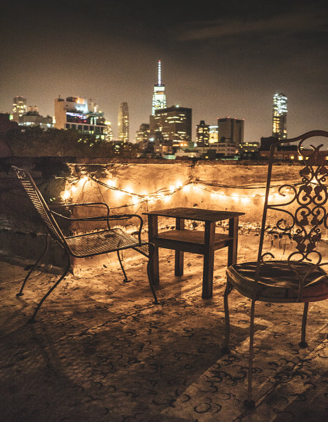 从一个废弃的屋顶俯瞰纽约市图片下载