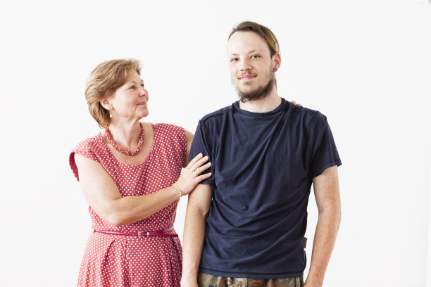 年长的女性作为榜样指导年轻的成年男性图片下载