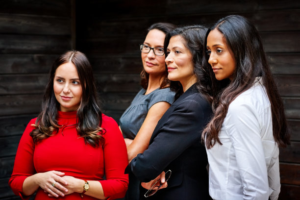 一群女性企业高管看向别处图片下载