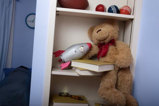 鼠标在复古火箭玩具在孩子的卧室晚上图片下载