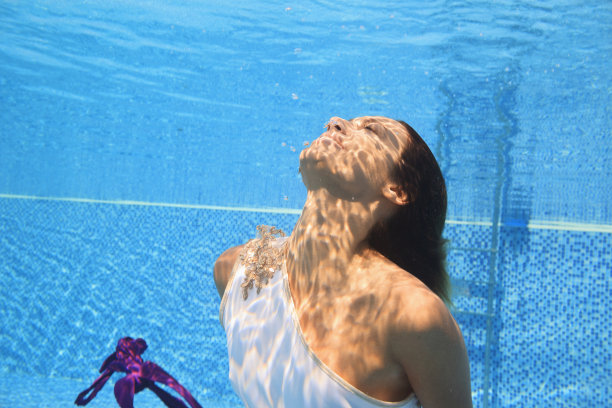 水下时尚泳池派对女子在游泳池放松图片下载